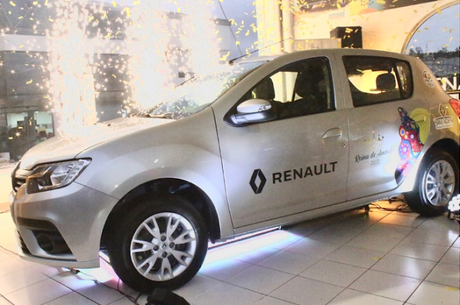 MARTINA MAYA, REINA DE AMBATO RECIBE UN RENAULT SANDERO 0KM