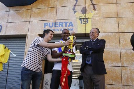 Fernando Roig homenajeó a Marcos Senna con una puerta en el estadio.