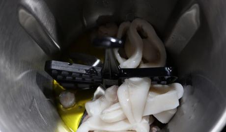 Echamos las gambas y los calamares y los sofreímos en el vaso