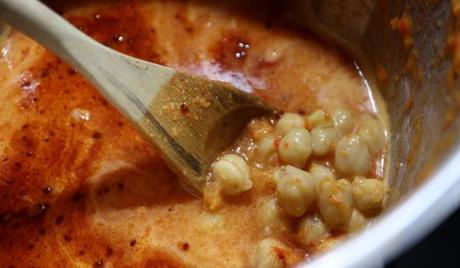 Echamos los garbanzos y cocinamos todo junto