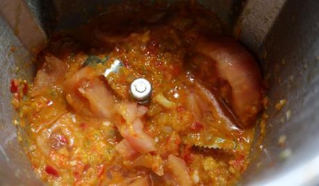 Ponemos el tomate junto al sofrito y lo trituramos todo junto