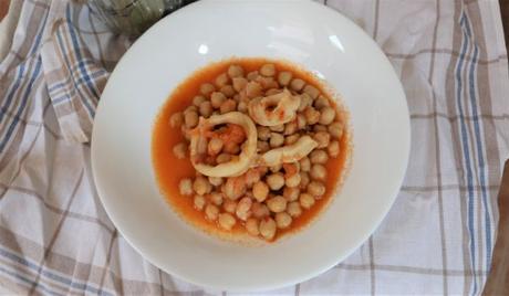 Hacer con Mambo el guiso de garbanzos con calamares y gambas