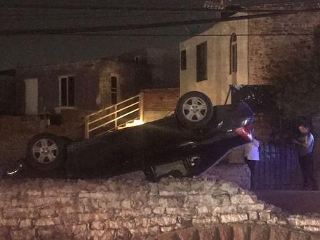 Auto vuelca sobre la Morales Saucito