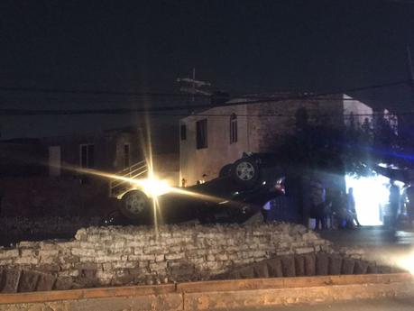 Auto vuelca sobre la Morales Saucito