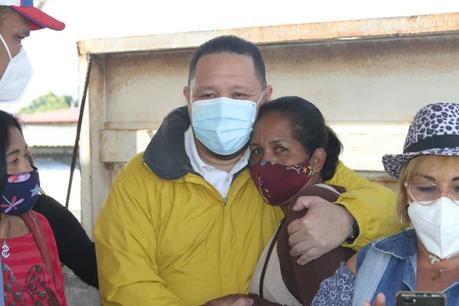 José Brito compartió con activistas políticos y vecinales de Barcelona