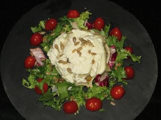 ENSALADA DE QUESO DE CABRA Y CEBOLLA CARAMELIZADA ENSALADA DE QUESO DE CABRA Y CEBOLLA CARAMELIZADA