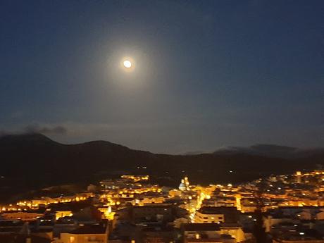 Alcoy bajo la luna llena de Mayo