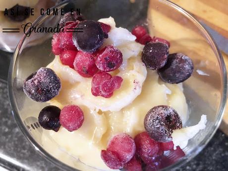 Trifle de frutas rojas sin gluten ni lactosa. Juego de blogueros 2.0