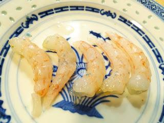 ENSALADA DE GUISANTES LÁGRIMAS CON QUISQUILLAS Y SUS HUEVAS