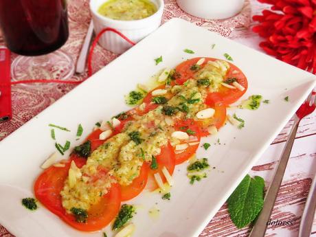 Carpaccio de tomates y almendras con salsa de manzana