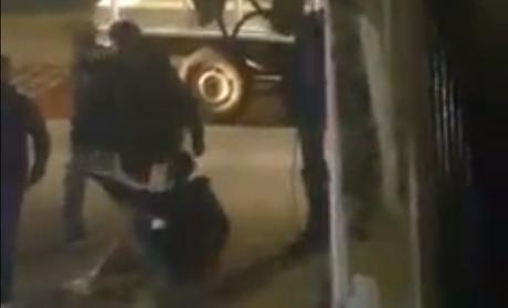 (Video) Taxistas golpean a joven en la avenida Universidad