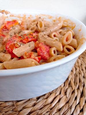 Pasta con tomate y queso vegano estilo griego