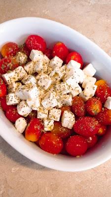 Pasta con tomate y queso vegano estilo griego