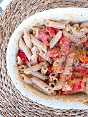 Pasta con tomate y queso vegano estilo griego