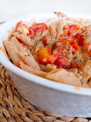 Pasta con tomate y queso vegano estilo griego