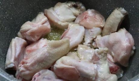 Guiso de Patatas con Alitas de Pollo en la Olla GM Ponemos en el cubeta las alitas de pollo para sofreír