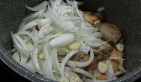 Guiso de Patatas con Alitas de Pollo en la Olla GM Ponemos la cebolla y la dejamos rehogar junto al pollo
