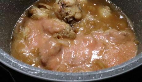 Guiso de Patatas con Alitas de Pollo en la Olla GM Echamos el tomate triturado y rehogamos todo junto