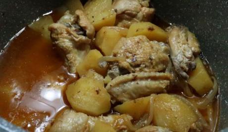 Guiso de Patatas con Alitas de Pollo en la Olla GM Echamos las patatas y cerramos la olla para cocerlas