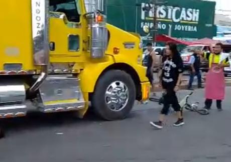 Fallece ciclista atropellado por tráiler en la Central de Abastos