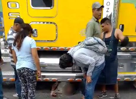 Fallece ciclista atropellado por tráiler en la Central de Abastos