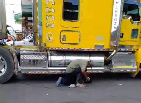 Fallece ciclista atropellado por tráiler en la Central de Abastos