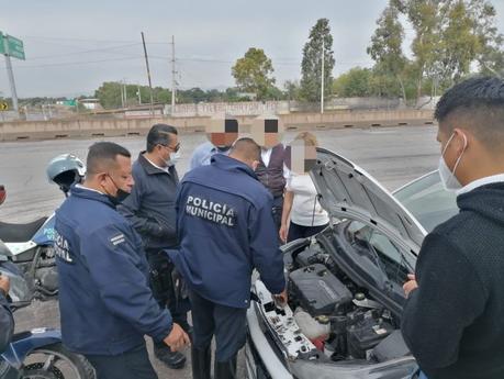 Rescatan a conductora que fue arrastrada al Río Santiago
