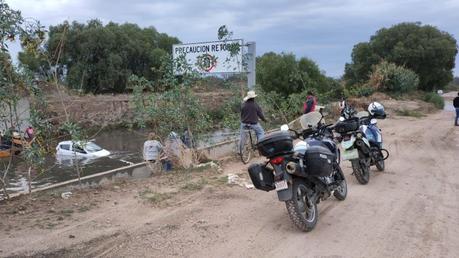 Rescatan a conductora que fue arrastrada al Río Santiago