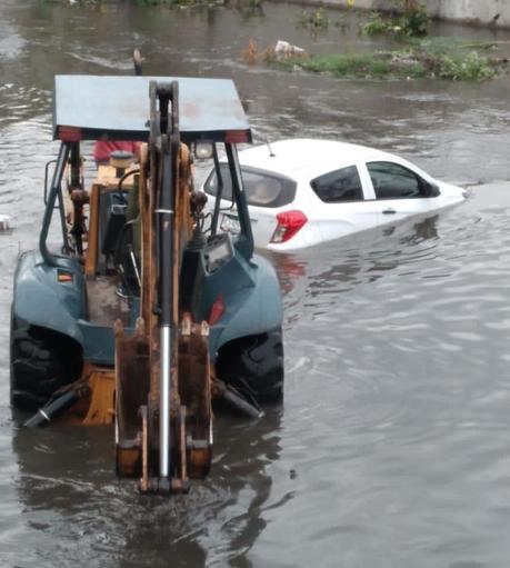 Rescatan a conductora que fue arrastrada al Río Santiago