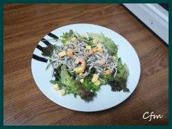 Ensalada de gulas con gambas