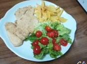 Plato combinado pechugas empanadas, patatas fritas ensalada