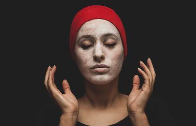 Mujer con una mascarilla seca y un turbante rojo