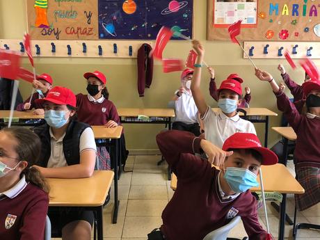 Los niños de San Ignacio participan en una charla con Ríos Reina organizada por La Liga 2