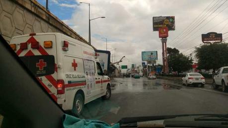 Camión se impacta contra poste de energía en la carretera 57