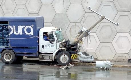 Camión se impacta contra poste de energía en la carretera 57