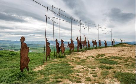 De Pamplona a Logroño por el Camino de Santiago Homenaje a los peregrinos en el Alto del Perdón | El Correo