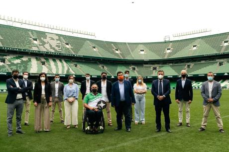 La universidad y el mundo del deporte, unidos en un proyecto solidario para llevar el pádel al Hospital Nacional de Parapléjicos