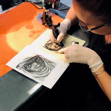 Formarse como tatuador en EOMTP, una profesión de futuro