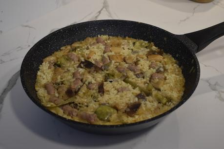 Arroz con salchichas setas y alcachofas