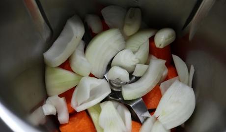 Echamos la cebolla y la zanahoria y trituramos