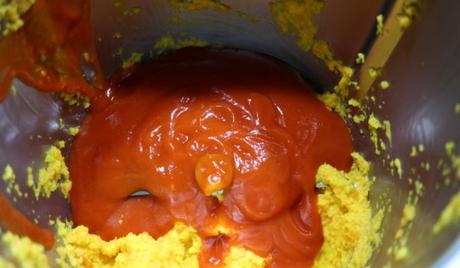 Echamos la salsa de tomate con tortellinis