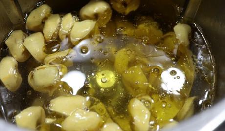 Echamos los tortellinis para cocer la pasta