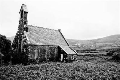 RESEÑA: Una chica es una cosa a medio hacer. RESEÑA: Una chica es una cosa a medio hacer.