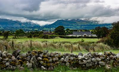 RESEÑA: Una chica es una cosa a medio hacer. RESEÑA: Una chica es una cosa a medio hacer.