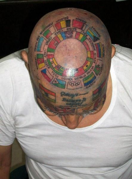 El poste de banderas humano