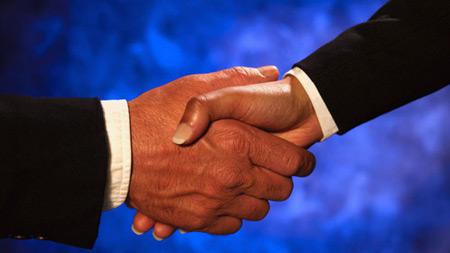 ¿Porque estrechamos la mano derecha para saludar?