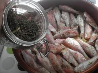 Cazuelita de salmonetes con limón al romero