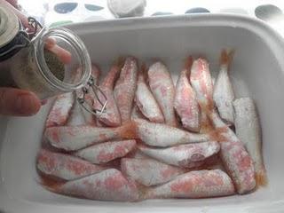 Cazuelita de salmonetes con limón al romero