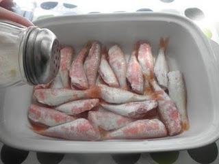 Cazuelita de salmonetes con limón al romero