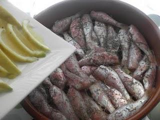 Cazuelita de salmonetes con limón al romero